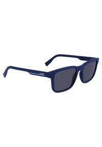Occhiali da sole Lacoste con montatura in plastica opaca blu navy, forma rettangolare e lenti scure. Presentano un logo discreto sulle aste.