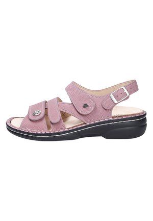 Sandale en cuir violet clair avec des sangles réglables, une fermeture à boucle au niveau du talon, et une semelle noire rembourrée pour le confort.