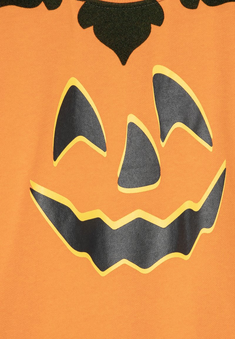 Oranges T-Shirt mit einem schwarzen und gelben Kürbisgesicht-Design mit einem lächelnden Ausdruck, strukturiertem Grafikdruck und rundem Ausschnitt.