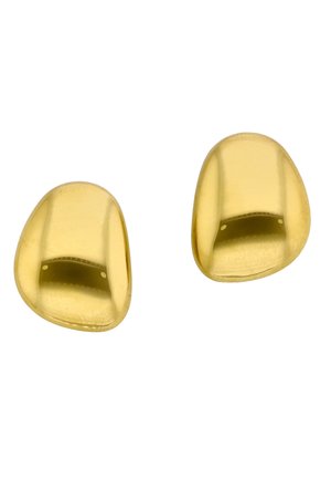 Par af glatte, uregelmæssigt formede skinnende guldbolteøreringe med en poleret reflekterende overflade på en hvid baggrund.