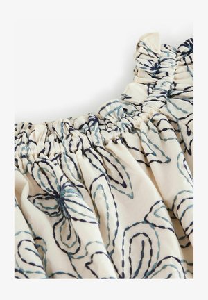 Tessuto bianco con ricami floreali blu e navy, dotato di una cintura elastica arricciata e un bordo arricciato. Aspetto morbido e strutturato.