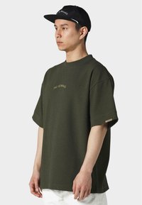 Pas de Monaco T-Shirt print - khaki