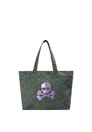 Bolsa tote con estampado de leopardo verde con asas largas y un diseño brillante de calavera y huesos cruzados morados en el centro del lado frontal.