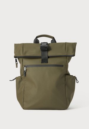 Oliven grønn ryggsekk med rull-top design, utstyrt med en svart spenne stropp, frontlomme med glidelås og sidelommer i mesh. Glatt tekstur.