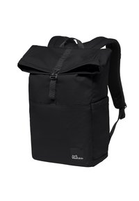 Mochila de tela negra con correas ajustables, cierre tipo enrollable, bolsillo delantero y detalle del logotipo. Textura suave y diseño minimalista.