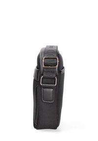 Borsa nera realizzata in materiale testurizzato, con una tracolla piatta dotata di una fibbia metallica e una forma rettangolare slanciata.