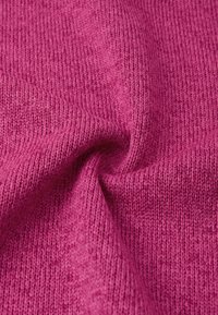 Fuksjowa dzianina o prążkowanej fakturze, z miękkim, gładkim wykończeniem. Materiał jest elastyczny i ładnie się układa.