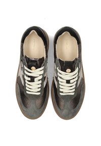 Stylische Sneakers aus grauem und schwarzem Leder mit cremefarbenen Schnürsenkeln, von oben betrachtet, zeigen ihr modernes Design und ihre Textur.