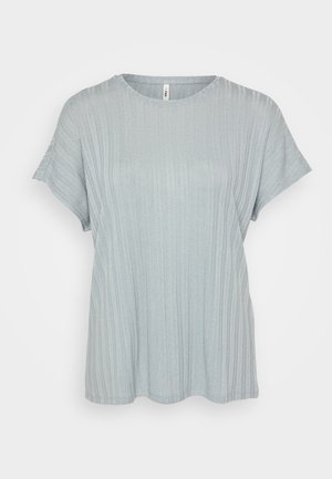 Tricou scurt cu mânecă scurtă, de culoare albastru deschis, cu guler rotund și o croială lejeră. Textură moale; cădere delicată. Marginile sunt ușor curbate.