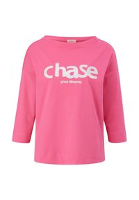 Rosa bomullströja med vid halsringning och trekvartslånga ärmar, med fet vit text som säger "jaga dina drömmar."