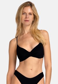 Czarny stanik bikini z frontem w stylu twist, cienkimi regulowanymi ramiączkami oraz dopasowanym, wysokim dołem, wykonanym z gładkiego, teksturowanego materiału.