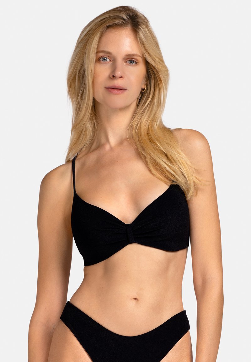 Czarny stanik bikini z frontem w stylu twist, cienkimi regulowanymi ramiączkami oraz dopasowanym, wysokim dołem, wykonanym z gładkiego, teksturowanego materiału.