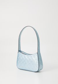 Ieliekta rokassoma gaiši zilā krāsā, izgatavota no reljefa materiāla ar smalku rakstu. Aprīkota ar vienu plecu siksnu un kontrastējošu melnu apdari.