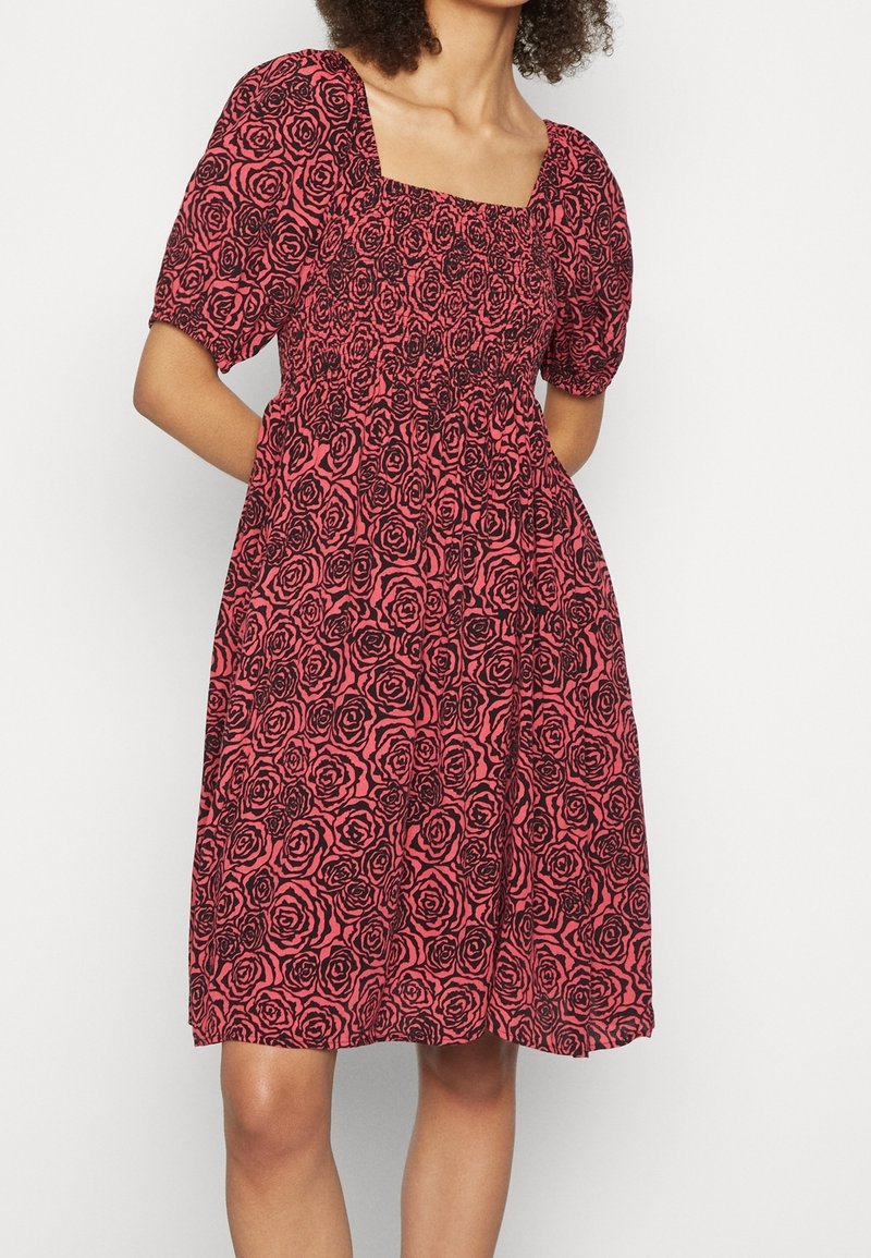 Rotes Kleid mit Rosenmuster, quadratischem Ausschnitt, kurzen Puffärmeln und einem gerafften Oberteil, aus leichtem Stoff gefertigt.