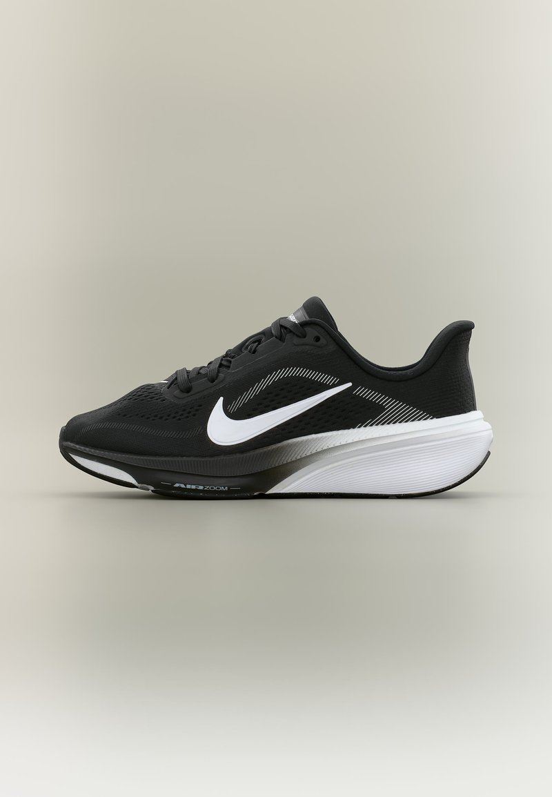 Μαύρο αθλητικό παπούτσι Nike με λευκό λογότυπο Swoosh, αναπνεύσιμο επάνω μέρος από δίχτυ και παχύ μαξιλαρωμένο πέλμα με τεχνολογία Air Zoom.
