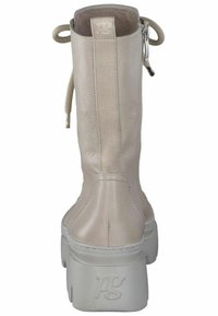 Stivaletti alla caviglia in pelle beige con una robusta suola piatta bianca, chiusura con zip sul retro e dettagli in tessuto sul gambale. Presentano una texture liscia.