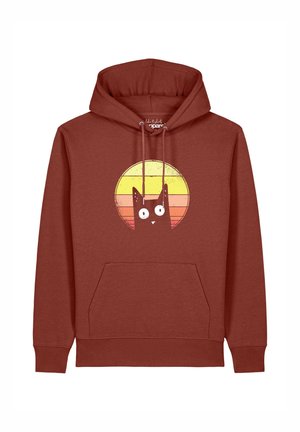 Sweat à capuche couleur rouille avec poche avant et cordons, avec un graphisme d'un chat noir aux grands yeux sur un fond circulaire rayé jaune et orange.