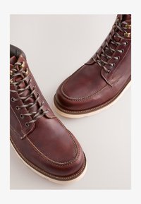 Vybrané, burgundy red