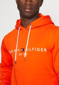 Tommy Hilfiger LOGO HOODY - Sweatshirt com capuz - daring orange
