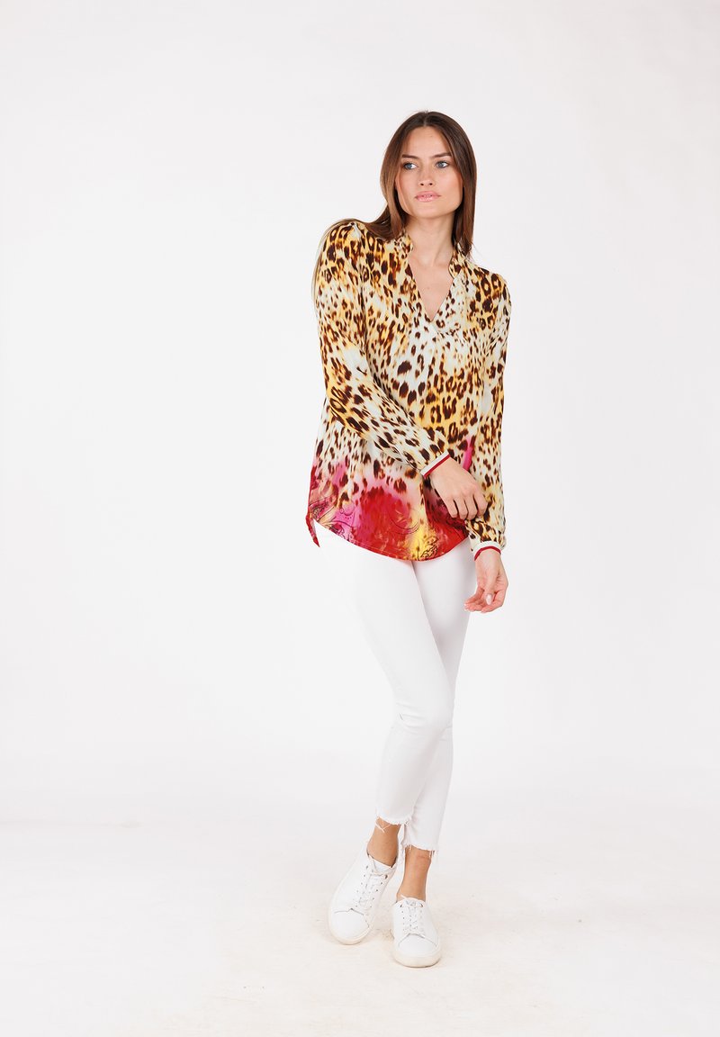 Camicia Donna Key Largo Con Scollo A V – Stampa All-over Blu E Bianca, Tessuto Leggero, Look Urbano - 3