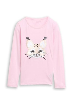 Chemise rose clair à manches longues avec un motif visage de chat en sequins beige, blanc, noir et argenté sur le devant.