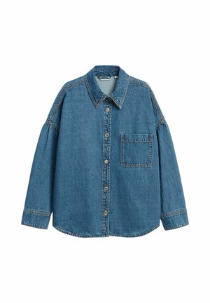 Blaues Denim-Langarmhemd mit Knöpfen vorne, spitzem Kragen und einer einzelnen Brusttasche, flach auf weißem Hintergrund liegend.