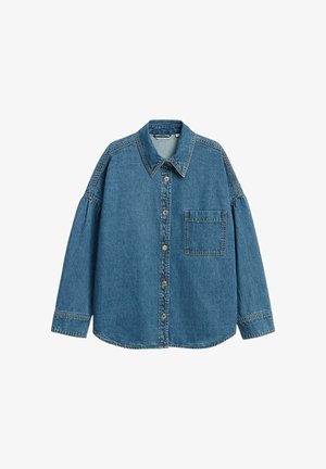 Blaues Denim-Langarmhemd mit Knöpfen vorne, spitzem Kragen und einer einzelnen Brusttasche, flach auf weißem Hintergrund liegend.