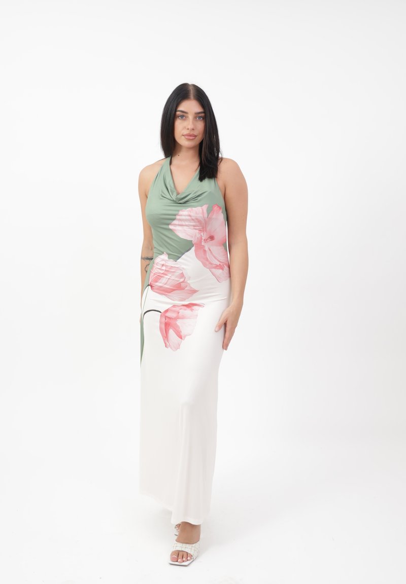 Maxikleid mit Halterneck, das oben grün mit einem rosa Blumenmuster und einem glatten weißen unteren Abschnitt gestaltet ist. Leichter Stoff, elegantes Design.