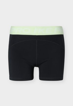 Schwarze Sportschorts mit einem breiten, hellgrünen Bund, der ein dezentes, großes eingeprägtes Markenlogo zeigt, von hinten dargestellt.