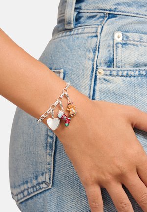 Silberne Kettenarmband mit bunten Charms: einem Herz, einem Lebkuchenmann und einem Stiefel, mit Emaille-Akzenten und einem polierten Finish.