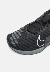 Nike Performance METCON 9 EASYON - Træningssko - black/white/anthracite/smoke grey