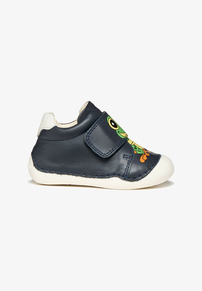 Chaussure pour tout-petit bleu marine avec semelle et talon blancs, ornée d'une grenouille de dessin animé verte et d'une bride ajustable en Velcro.