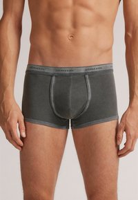 Szare bokserki wykonane z miękkiego materiału, charakteryzujące się dopasowanym krojem, kontrastowym przeszyciem oraz elastycznym paskiem w talii z logo "intimissimi".