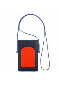 Borsa a tracolla in pelle color navy con una tasca frontale rossa brillante. Dotata di una tracolla blu e di una texture liscia, con angoli arrotondati sulla tasca.