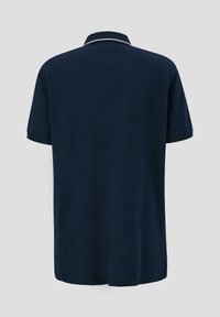 Granatowa koszulka polo z krótkim rękawem, z prążkowanym kołnierzykiem i kontrastowym białym wykończeniem, posiadająca prosty dół i gładką teksturę.