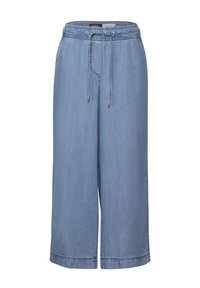 Jasnoniebieskie dżinsowe kuloty z elastycznym paskiem w talii, szczegółami z troczkiem oraz szerokimi nogawkami. Gładka tekstura bez widocznych wzorów.