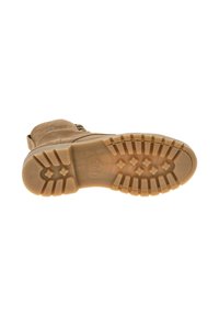 Botín de ante marrón con una suela de goma resistente que presenta profundas bandas de rodadura, un logo impreso y un diseño de cordones. La parte inferior muestra patrones de agarre texturizados.