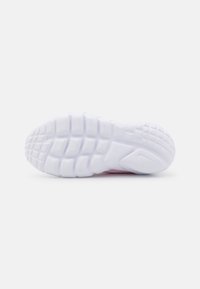 Semelle de chaussure en caoutchouc blanc avec des rainures profondes et des stries. Présente une légère courbure et une surface texturée pour une meilleure adhérence et flexibilité.