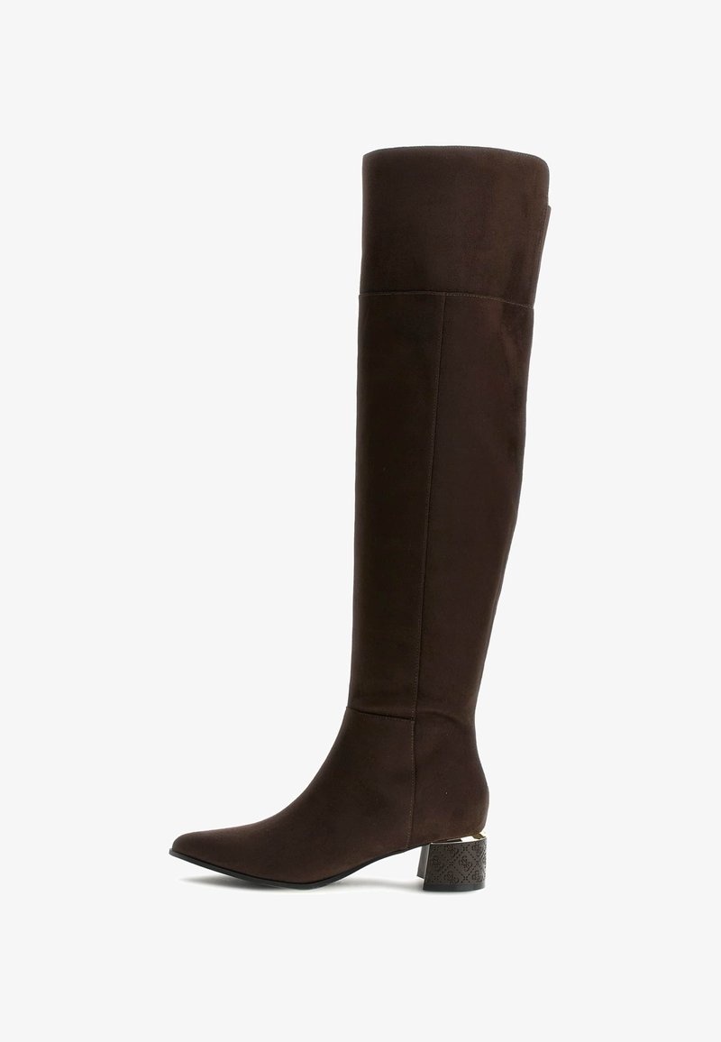 Keliu aukščio rudų zomšinių batų su smailiu pirštu ir dekoratyviniu krūva papuoštu kulnu, kuriame yra įspaustas raštas. Lygus paviršius, prigludusi forma.