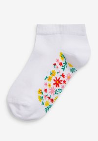 Calcetín blanco hasta el tobillo con estampados florales coloridos en rojo, rosa, amarillo y verde. Presenta un puño acanalado y una tela suave y texturizada.
