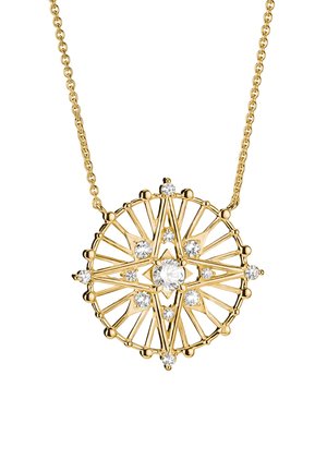 Goldene Halskette mit rundem Kompass-Anhänger, der strahlenförmige Speichen und eingebaute klare Edelsteine, darunter einen größeren zentralen Stein, aufweist.
