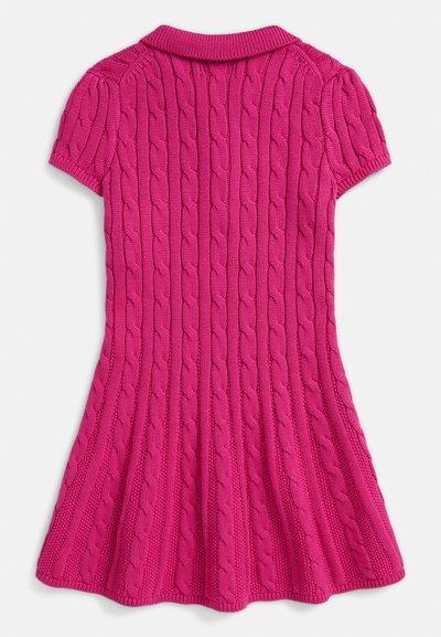 Fukszia kötött ruha rövid ujjakkal és galléros nyakkivágással, kábelmintával és bővülő szoknyarésszel.