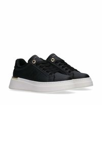 Sneakers in pelle nera con suole in gomma bianca, dotati di occhielli placcati in oro, punta rotonda e design laterale testurizzato. I lacci sono neri.
