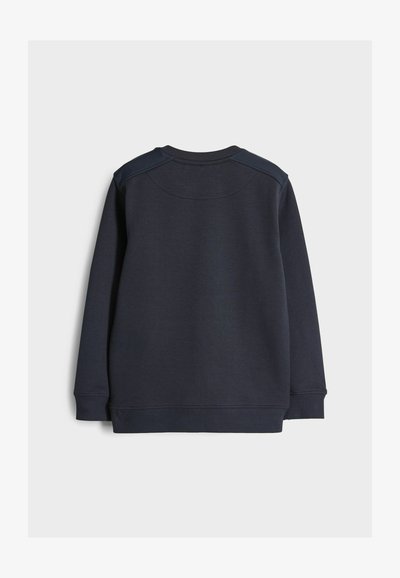 Sötétkék pulóver kerek nyakkal és hosszú ujjakkal, kontrasztos vállbetétekkel és bordázott mandzsettákkal, valamint aljjal.