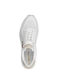 Weißer Sneaker mit perforiertem, synthetischem Obermaterial, Schnürung, kleinem Seitenreißverschluss und hellgrauen Akzenten. Flache Sohle mit leichter Struktur.