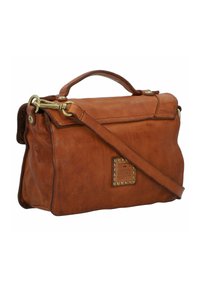 Borsa a mano in pelle marrone con forma strutturata, manico superiore, tracolla staccabile e borchie decorative sulla tasca frontale.