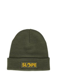 Olivgrüner Strickbeanie mit umgeschlagenem Bündchen, versehen mit einem rechteckigen Patch mit dem Wort "SLOPE" in Gelb. Weiche Textur und nahtloses Design.