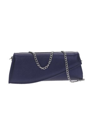 Pochette en cuir bleu marine avec un rabat diagonal et une bandoulière chaîne argentée posée sur un fond blanc.