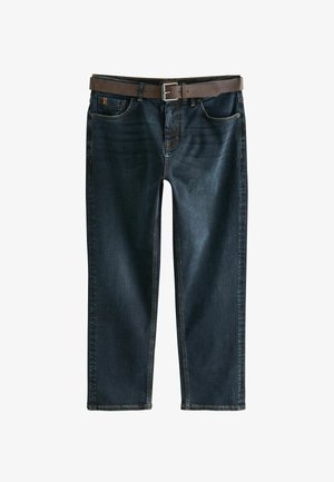 Donkerblauwe denim jeans met een recht pijpdesign, voorzien van vijf zakken en een bruine leren riem met een zilveren gesp.