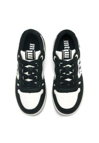 Des baskets noir et blanc avec une tige en cuir texturé et en mesh, un bout rond, des lacets plats, et un col rembourré avec un logo sur la languette.